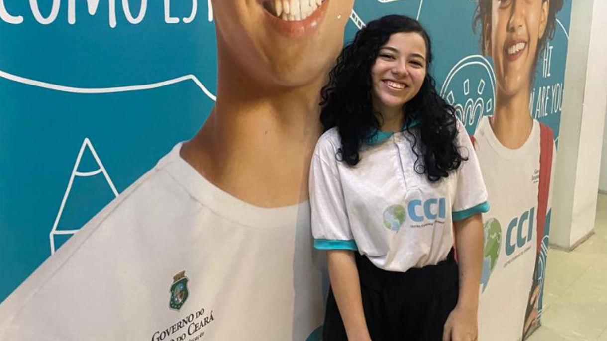 Nayra Stefany Silva Albuquerque, de 16 anos, estudante do Centro Cearense de Idiomas (CCI) da unidade de Caucaia, conquista 3º lugar nacional no concurso de redação em inglês “Harvard Book Prize Brazil 2023